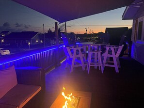 Outdoor dining - Bubbles Up Surf Shack-3 BD Dog Friendly-Reno'd 2024-Walk to best of Atlantic Bch (Atlantic Beach)