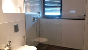 Dusche, Haartrockner, Bidet, Handtücher