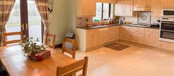 Beautiful spacious house 
Enclosed garden
5-6 bedrooms
Sleeps 15-17 