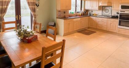 Beautiful spacious house
Enclosed garden
5-6 bedrooms
Sleeps 15-17