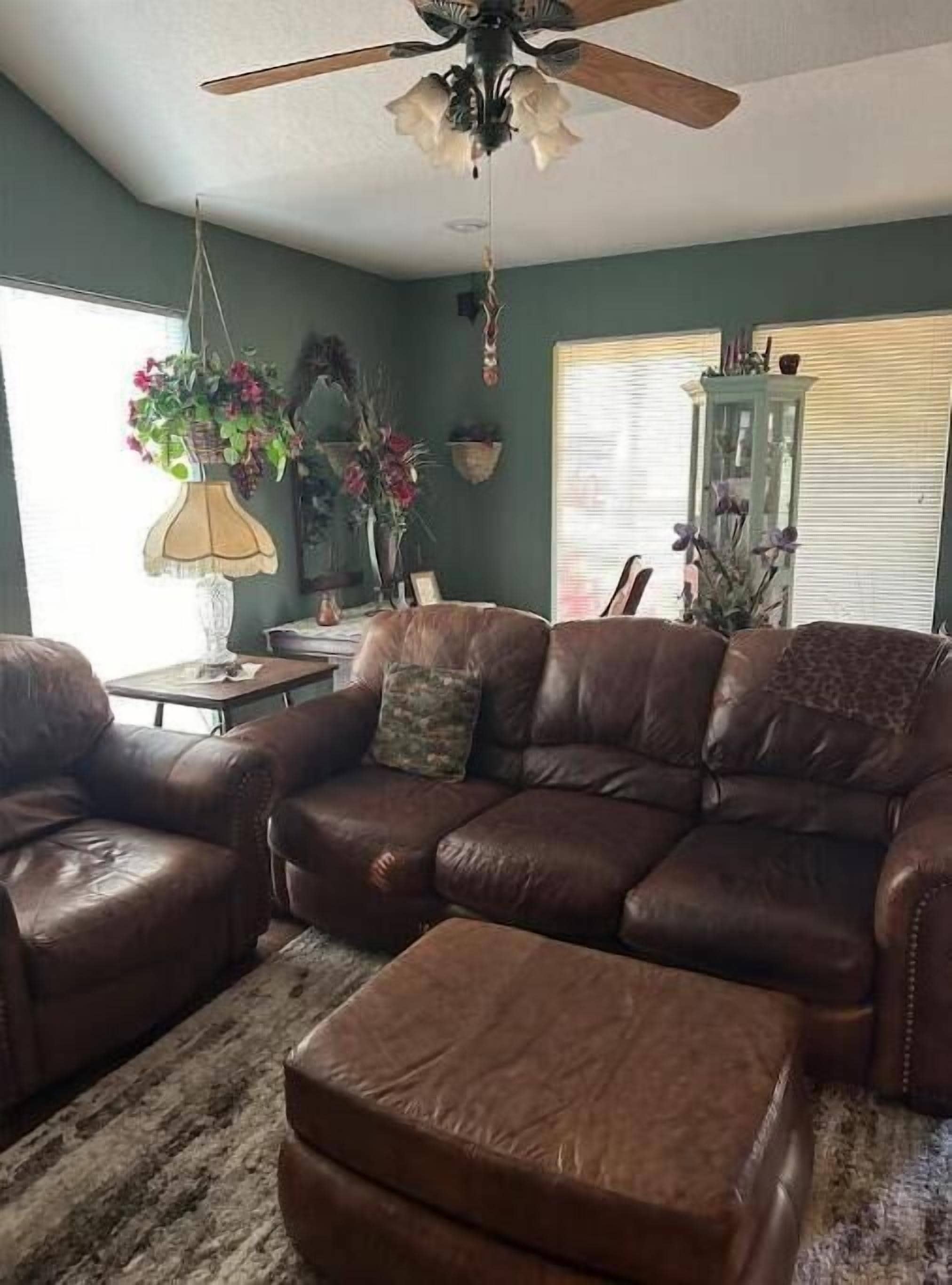 スマートテレビ、暖炉、DVD プレーヤー、書庫