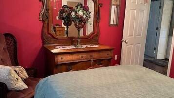 3 bedrooms, desk, iron/ironing board, free WiFi