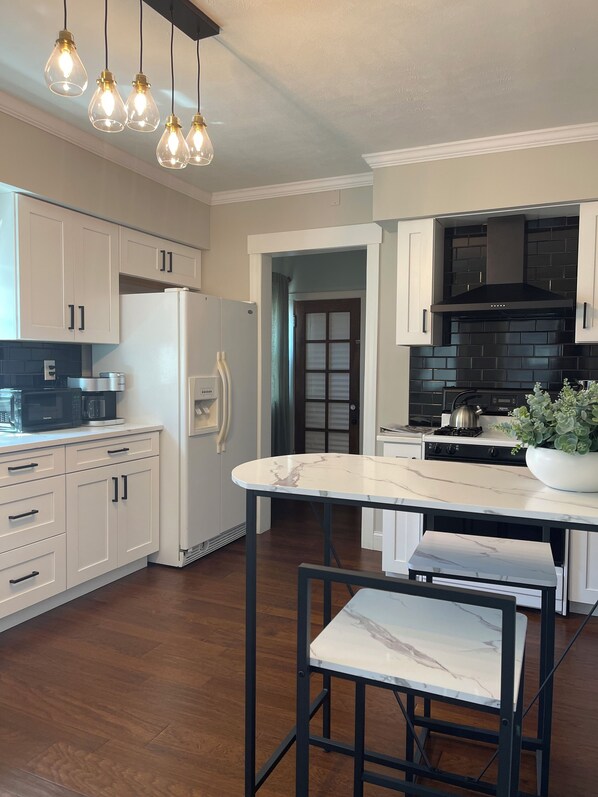 Fridge, microwave, oven, stovetop - Historic Gem Entire Home Mins 2 Mrkt, Dwntwn, & Trails, 2 King Beds, Arcade (Cleveland)