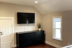 Interior - Historic Gem Entire Home Mins 2 Mrkt, Dwntwn, & Trails, 2 King Beds, Arcade (Cleveland)