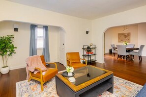 Smart TV, fireplace, video games, books - Historic Gem Entire Home Mins 2 Mrkt, Dwntwn, & Trails, 2 King Beds, Arcade (Cleveland)