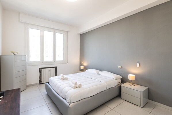 2 bedrooms, desk, iron/ironing board, travel crib