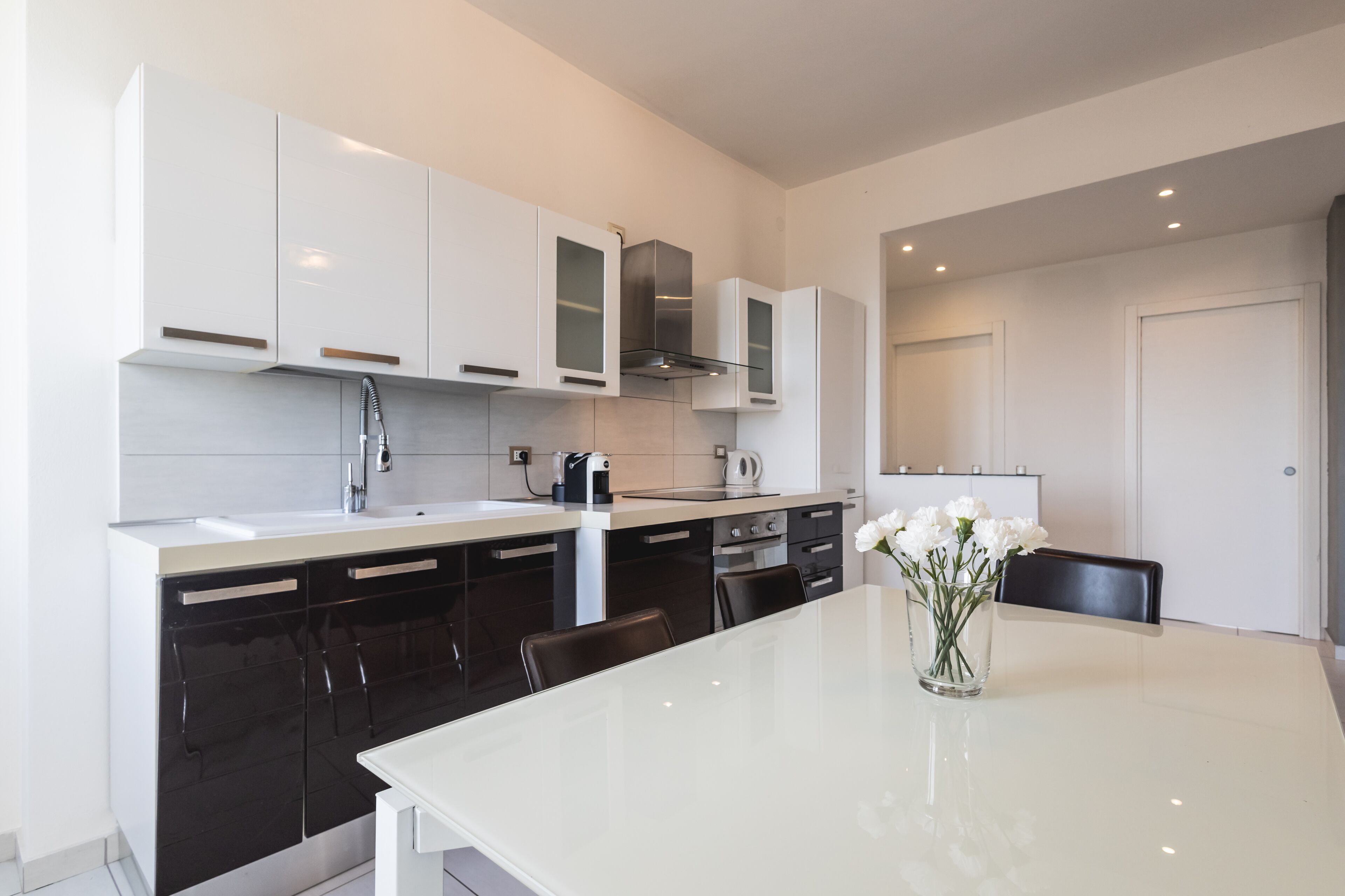 Frigorifero, microonde, forno, piano cottura
