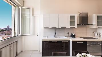 Frigorifero, microonde, forno, piano cottura