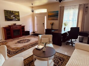 Smart-tv, eldstad, kontor och printers