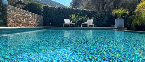 Een buitenzwembad en een verwarmd zwembad