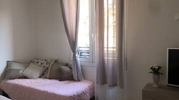 Deluxe Triple Room | Desk, soundproofing, iron/ironing board, free WiFi