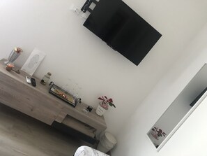 Tremannsrom – deluxe | Skrivebord, lydisolert, strykejern/-brett og wi-fi (inkludert)