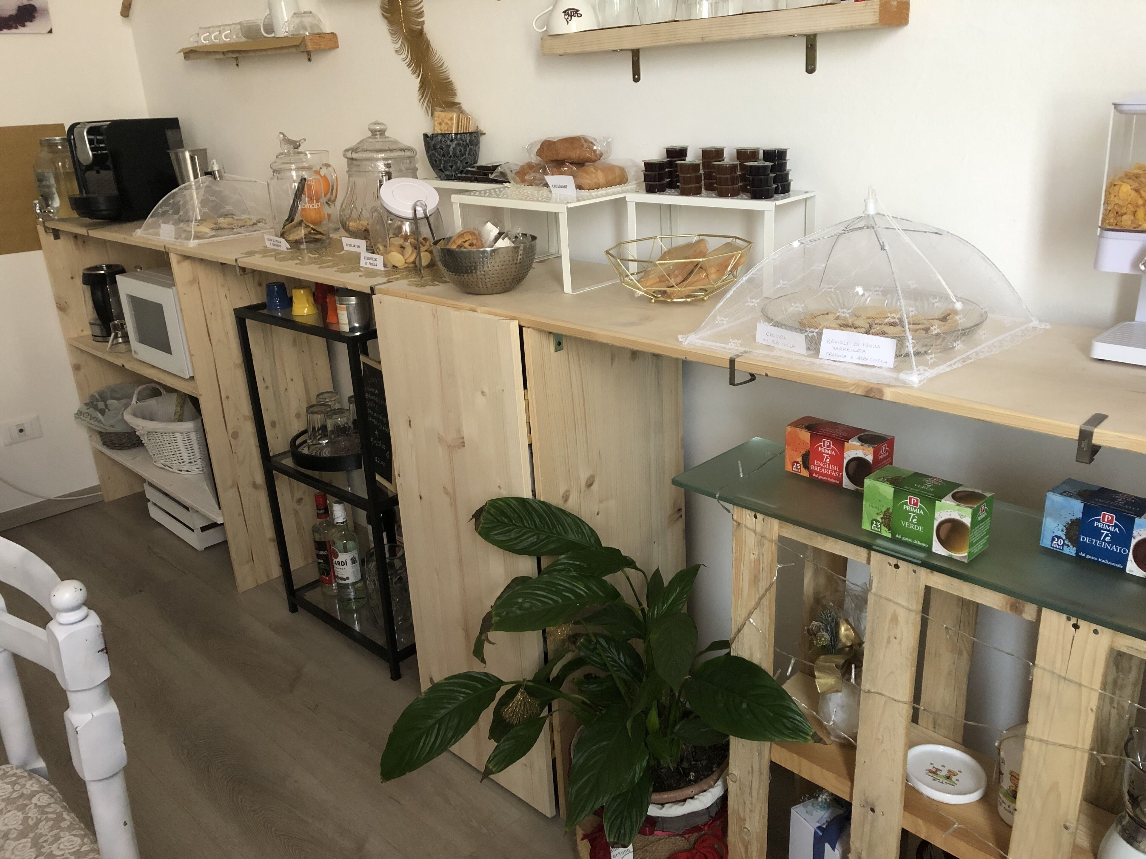 Een flatscreentelevisie en een printer