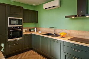 Fridge, microwave, oven, stovetop