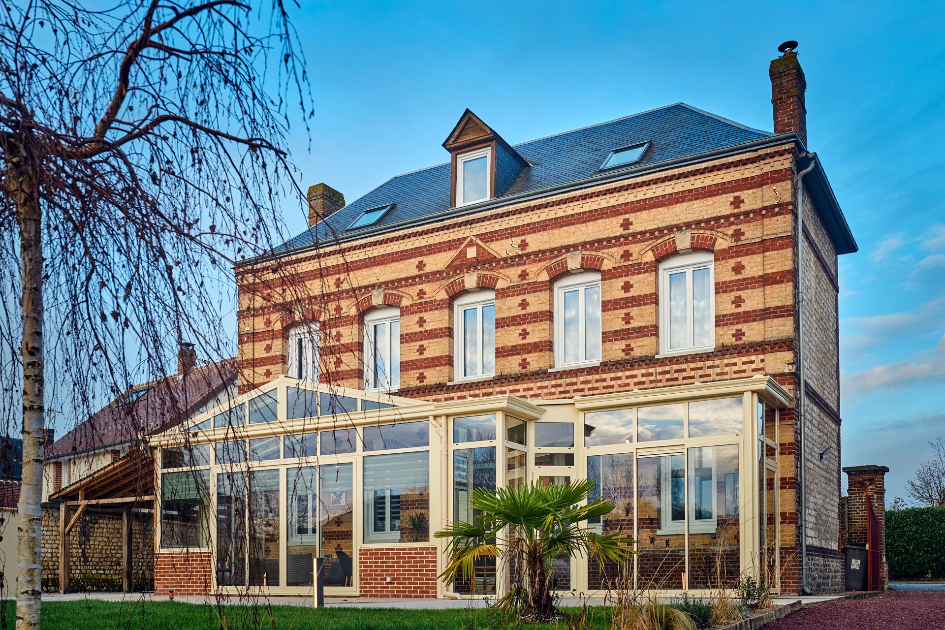 المنشأة من الخارج