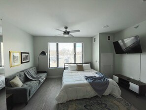 Skrivebord, strykejern/-brett, wi-fi (inkludert) og sengetøy