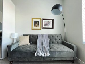 Smart TV - Sleepover | Cityscape Studio and Gym - Des Moines (Des Moines)