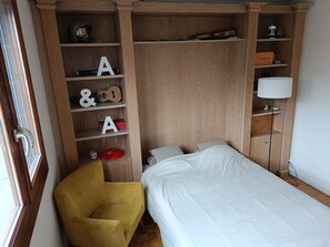 2 bedrooms, iron/ironing board, travel cot, WiFi