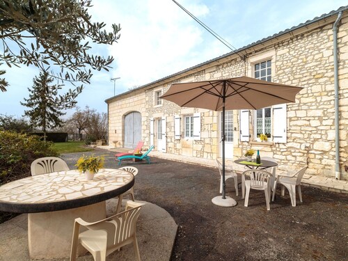 Stunning private villa for 4 guests with WIFI, TV, terrace and pets allowed