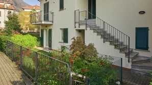 Un edificio di due piani con un balcone e una scala che conduce al piano superiore.