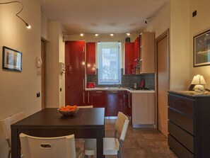 Een oven, een vaatwasser, een broodrooster, een kinderstoel