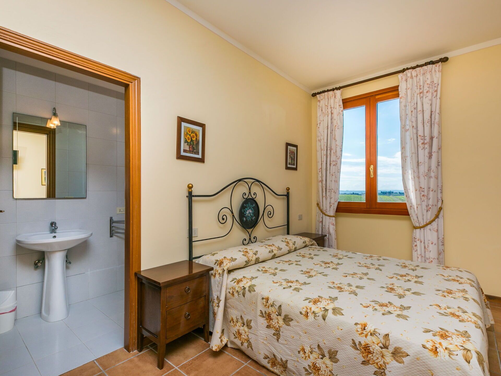 1 bedroom, travel cot, free WiFi