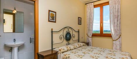 1 bedroom, travel cot, free WiFi