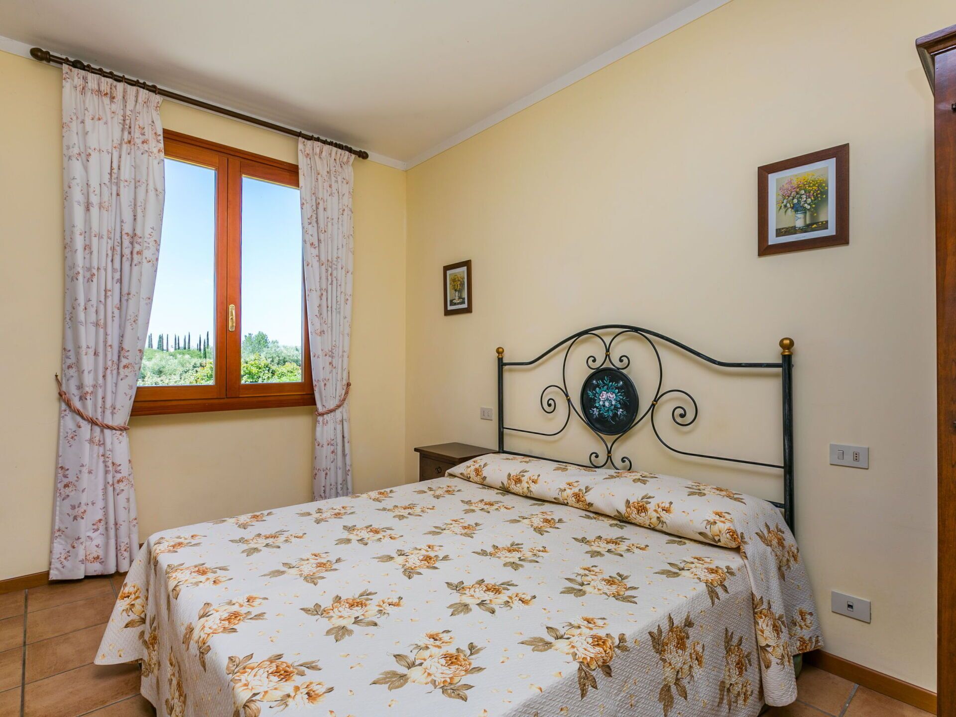 1 bedroom, travel cot, free WiFi