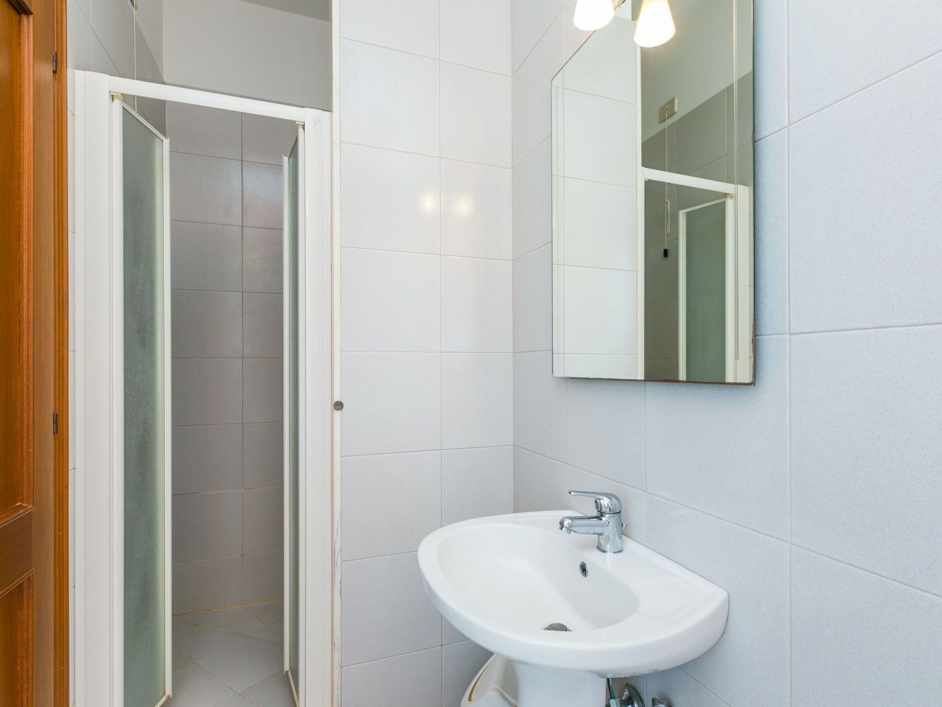 Mirror, Tap, Plumbing Fixture, Sink, Property, Bathroom Sink, Bathroom, Wood, Interior Design