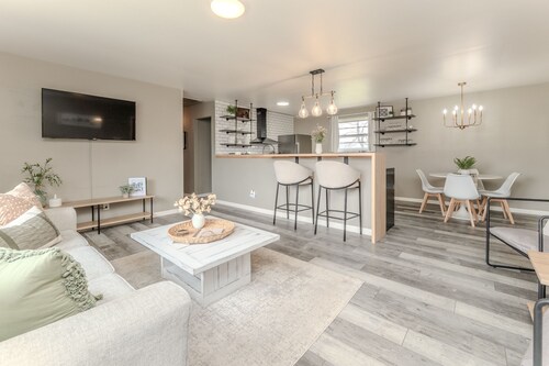 NEW! Cozy Ranch/ Sleeps 8/ 5 Mins to Grand Pk/ Just Mins to Downtown Westfield!