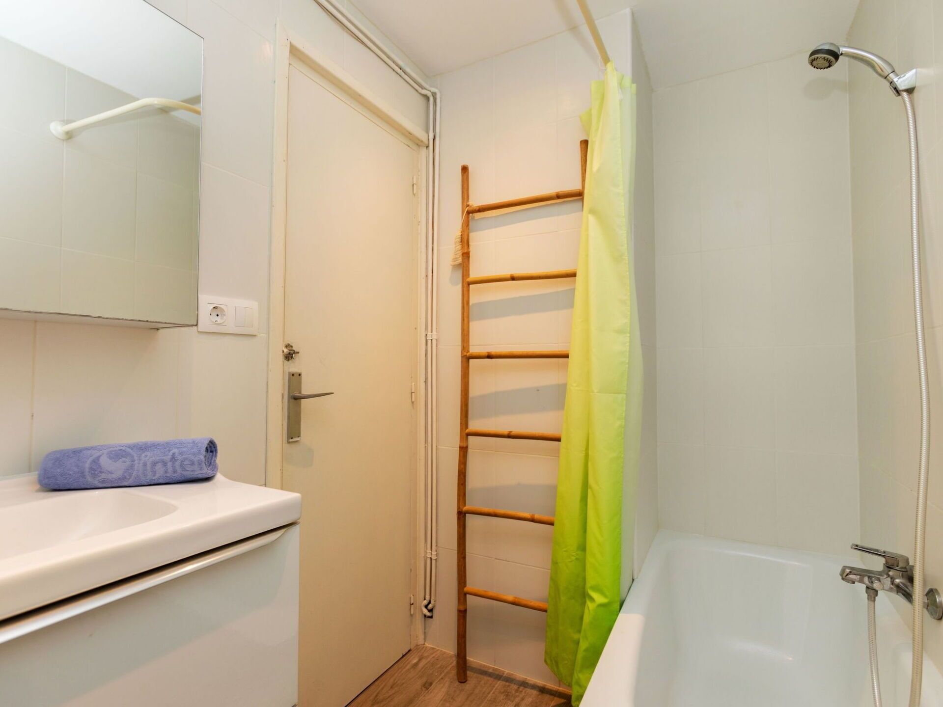 Une salle de bain équipée d’une baignoire, d’une douche, d’un porte-serviettes et de toilettes.