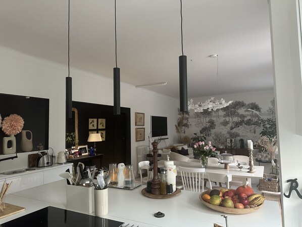 Enjoy a well-equipped kitchen with a central island, perfect for breakfast and meal prep.