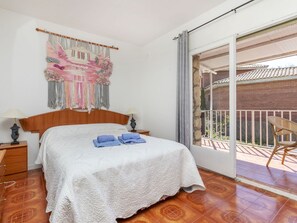 4 habitaciones, tabla de planchar con plancha y cuna de viaje 