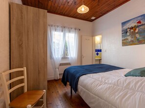 1 bedroom, iron/ironing board, travel crib, WiFi