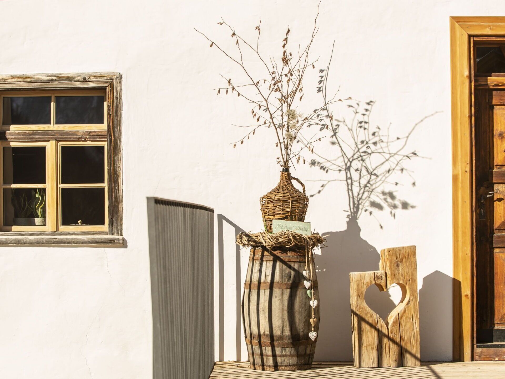 Fenster, Pflanze, Gebäude, Holz, Ast, Zweig, Rechteck, Tür, Blumentopf, Linie