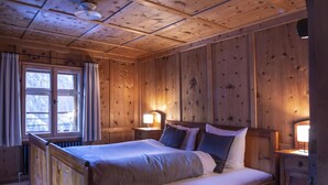 A wooden room with a bed, two bedside tables, and a window. - Cosy apartment in villa for 8 guests with WIFI and terrace (Kauns)