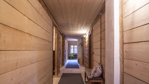 A wooden hallway with a bench and a rug. - Cosy apartment in villa for 8 guests with WIFI and terrace (Kauns)