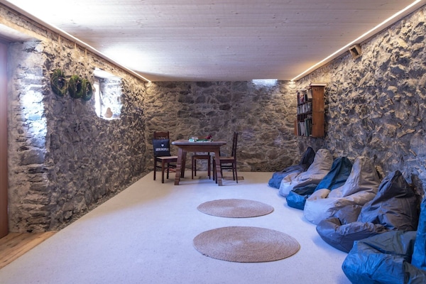 Gebäude, Eigentum, Blau, Dekoration, Textil, Lila, Interior Design, Komfort, Tabelle, Fussboden