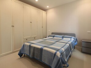 2 bedrooms, travel cot, free WiFi, bed sheets