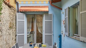 Outdoor dining - Cosy apartment for 4 guests with A/C, WIFI, TV, terrace and pets allowed (Mezzegra)