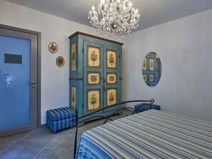 2 bedrooms, travel crib, free WiFi