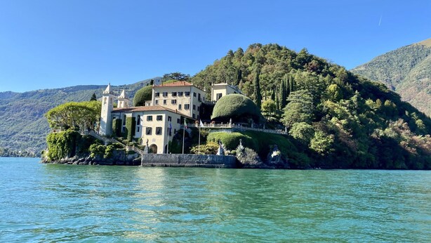 A lakeside property with a large building surrounded by lush greenery and hills. - Cosy apartment for 4 guests with A/C, WIFI, TV, terrace and pets allowed (Mezzegra)