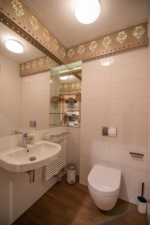 Leilighet – panorama | Bad | Dusj, hårføner, håndklær og såpe