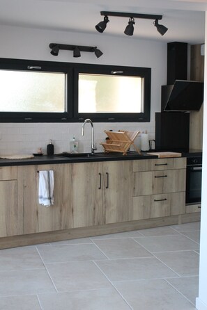 Micro-ondes, four, plaque de cuisson, lave-vaisselle