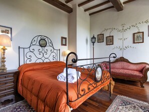 5 bedrooms, travel cot, free WiFi
