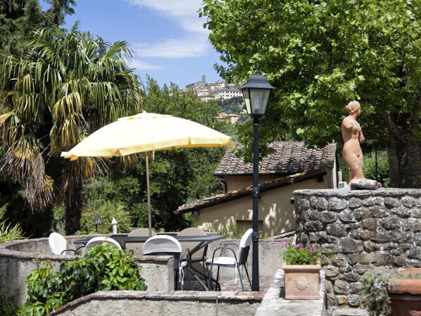 Outdoor dining - Wonderful private villa for 14 guests with private pool, WIFI, A/C, TV and pets allowed (Cortona)