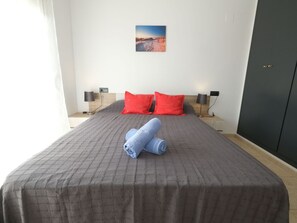 2 habitaciones, tabla de planchar con plancha y cuna de viaje 