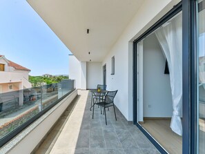 Outdoor dining - Wonderful villa for 8 people with WIFI, private pool, A/C, TV, terrace and pets allowed (Vodice)