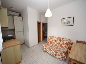 TV - Cosy apartment for 4 guests with WIFI, A/C, TV, patio and pets allowed (Rosolina)