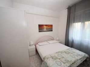 2 bedrooms, travel crib, WiFi, bed sheets